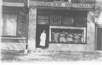 1001833 Gezicht op de voorgevel van de Zevenbergsche Broodbakkerij aan de Koninginnenlaan te Vreeswijk, met voor het ...